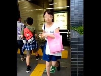 ＜削除注意＞ＪＣらしき素人の美少女を尾行しパンチラを盗撮！発育途中の太もも・お尻をバレないように逆さ撮り！【ヤバイやつ】