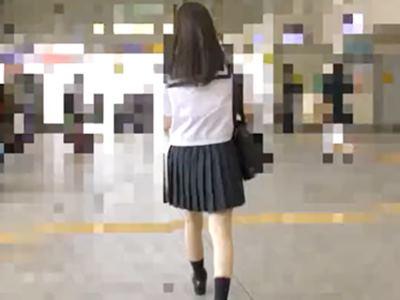 ＜素人＞可愛いJKを狙って盗撮する陰湿な痴漢師！発育途中の巨乳おっぱいを逆さ撮りし電車で中出しレイプする鬼畜【ヤバイやつ】