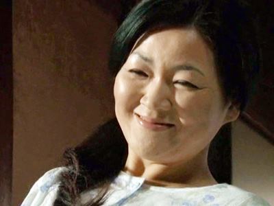 ＜熟女＞『だめよ！』半身麻痺の母の介護で熟したぽっちゃり豊満ボディに熱い視線を注ぐ息子！夜這いにおよびお母さんと近親相姦