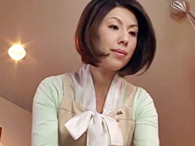 ＜人妻＞非の打ち所がない憧れの熟女ママの秘密！えげつない秘密を目撃してしまった息子が卑猥な行為に夢中な変態母を…【関口梨乃】