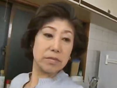 ＜熟女＞『イケナイ子ね…』お母さんのオナニーを覗き見て欲情した息子と禁断の近親相姦に溺れる巨乳の五十路ママ！【中出し】