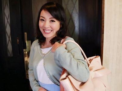 ＜人妻＞SEXレス歴の長いご無沙汰美魔女！癒し系熟女が初撮りでエロ開放！旦那では味わえないセックスに連続絶頂するマダム